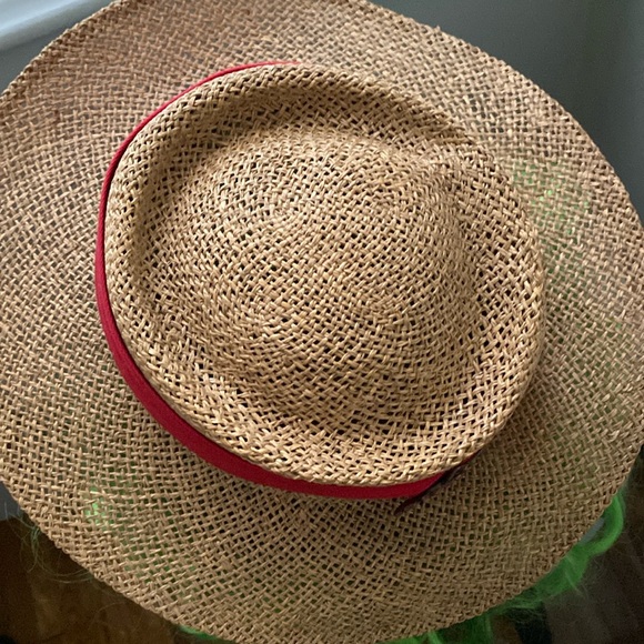 The straw summer hat with red ribbon decor in good condition - Picture 5 of 12